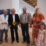 Николай Багратович Никогосян с коллегами, дочерью Наной и внучкой на Юбилейной выставке в Манеже, посвященной 80 летию МОСХ