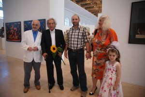 Николай Багратович Никогосян с коллегами, дочерью Наной и внучкой на Юбилейной выставке в Манеже, посвященной 80 летию МОСХ